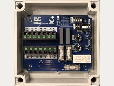 Carte EC-SWAP vue de dessus dans son boîtier IP65, sérigraphie à l'endroit : en haut le bornier de sortie J2 repéré L1·L2·L2·L3·L3·PE·PE, en dessous le bornier d'entrée J1 repéré U1·V1·W1·U2·V2·W2·PE, les trois fusibles remplaçables F2, F3 et F5L, le relais de commande, les deux potentiomètres de réglage des vitesses, LOW pour la petite vitesse et HIGH pour la grande, les cavaliers MODE et LOGIC, et les connecteurs MOTOR, PLC et FAULT